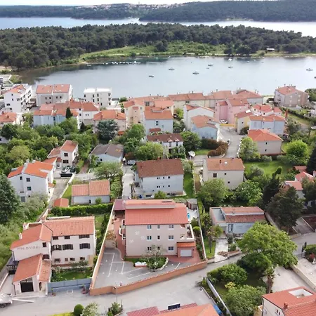 Paradise For Children, Family Oros Medulin, With A Pool, Gd