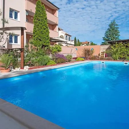 Paradise For Children, Family Oros Medulin, With A Pool, Gd