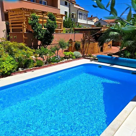 Appartement Paradise For Children, Family Oros Medulin, With A Pool, Gd *