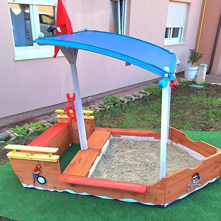 Paradise For Children, Family Oros Medulin, With A Pool, Gd *