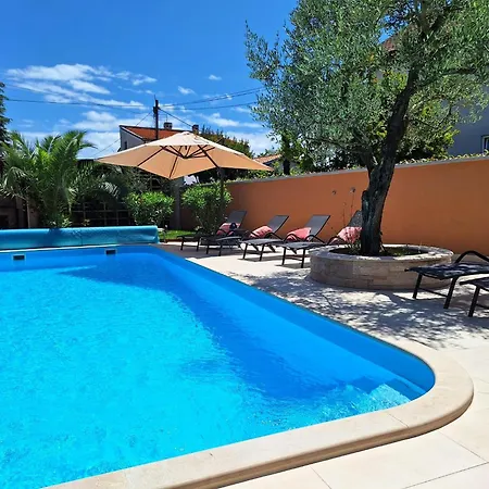 Paradise For Children, Family Oros Medulin, With A Pool, Gd Medulin