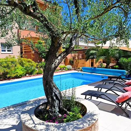 Paradise For Children, Family Oros Medulin, With A Pool, Gd Lejlighed