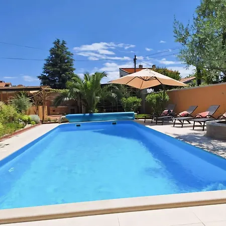 Paradise For Children, Family Oros Medulin, With A Pool, Gd Lejlighed