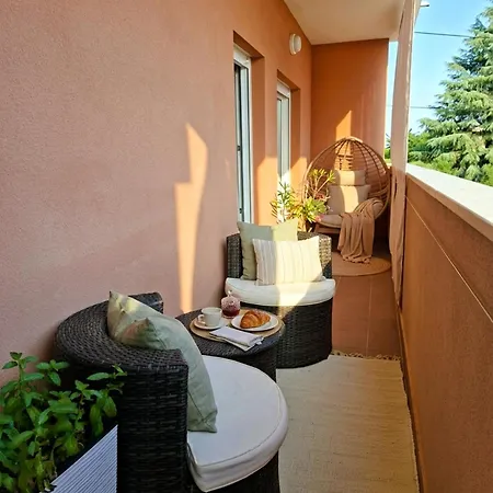 Apartman Paradise For Children, Family Oros Medulin, With A Pool, Gd