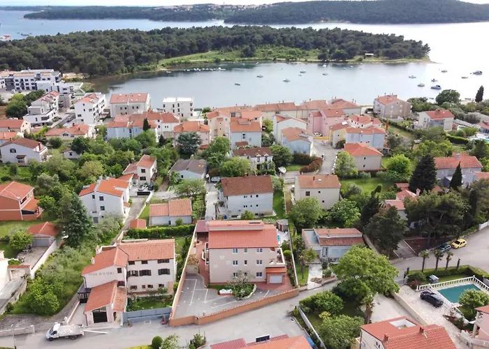 Paradise For Children, Family Oros Medulin, With A Pool, Gd