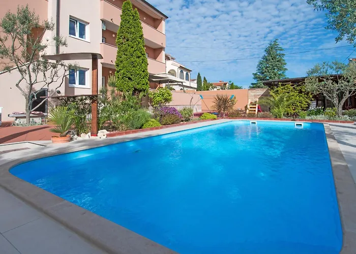 Paradise For Children, Family Oros Medulin, With A Pool, Gd